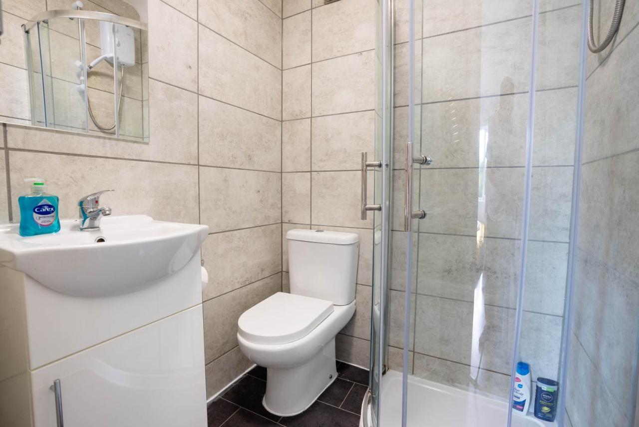 No 02 Studio Flat Available Near Aylesbury Town Station Bagian luar foto