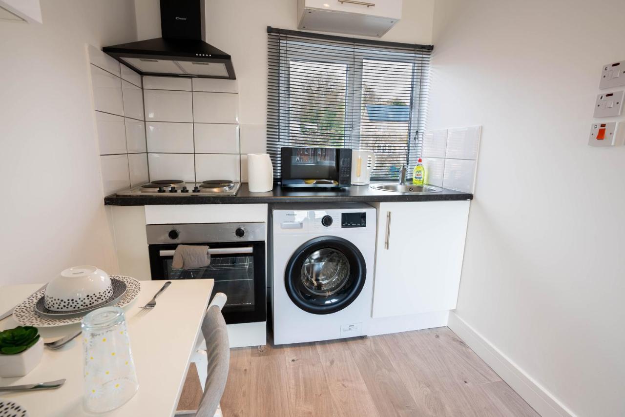 No 02 Studio Flat Available Near Aylesbury Town Station Bagian luar foto