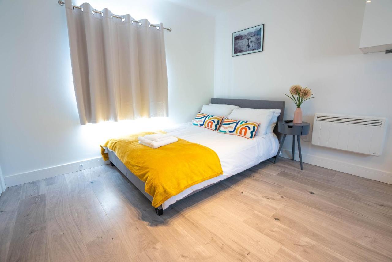 No 02 Studio Flat Available Near Aylesbury Town Station Bagian luar foto