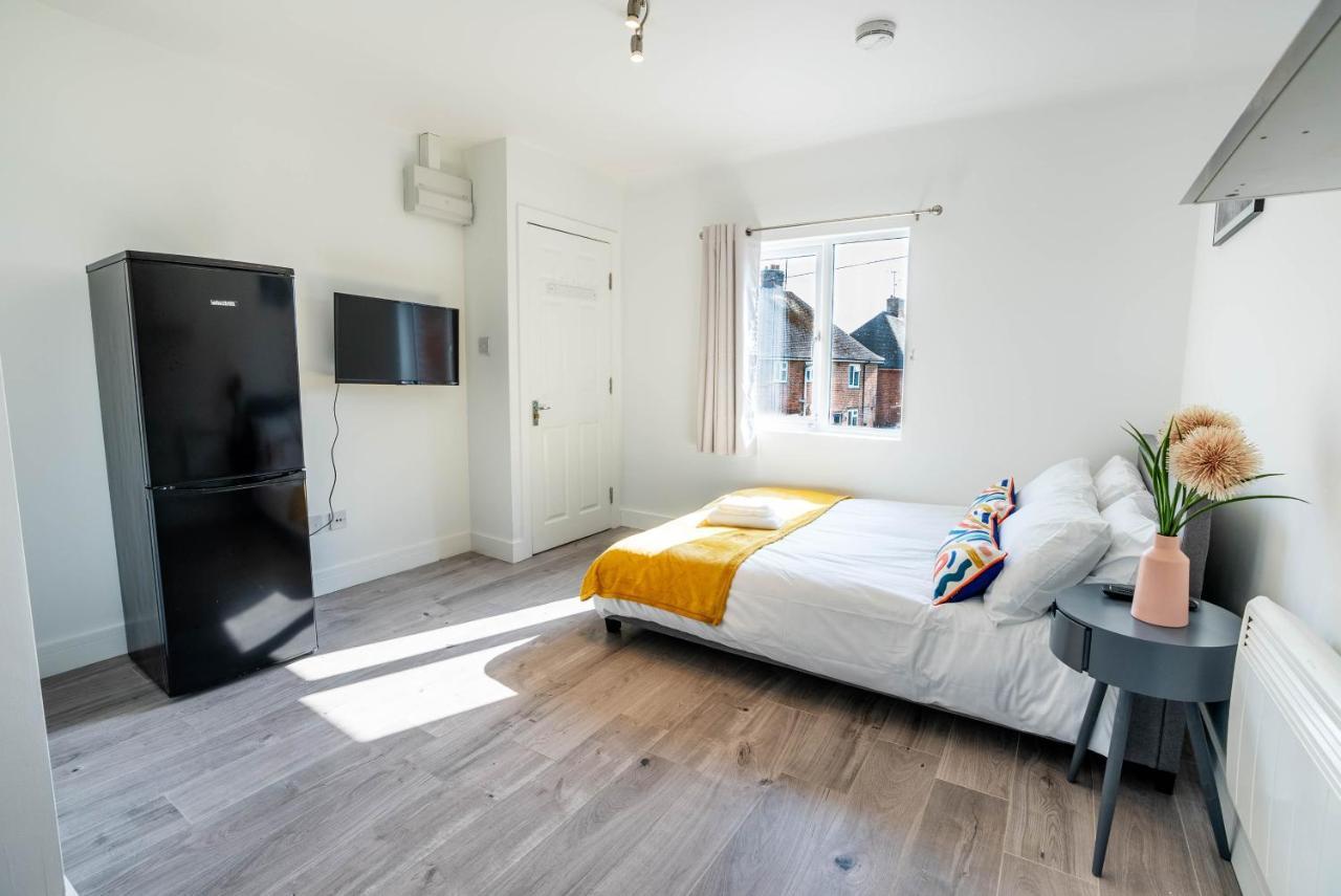No 02 Studio Flat Available Near Aylesbury Town Station Bagian luar foto