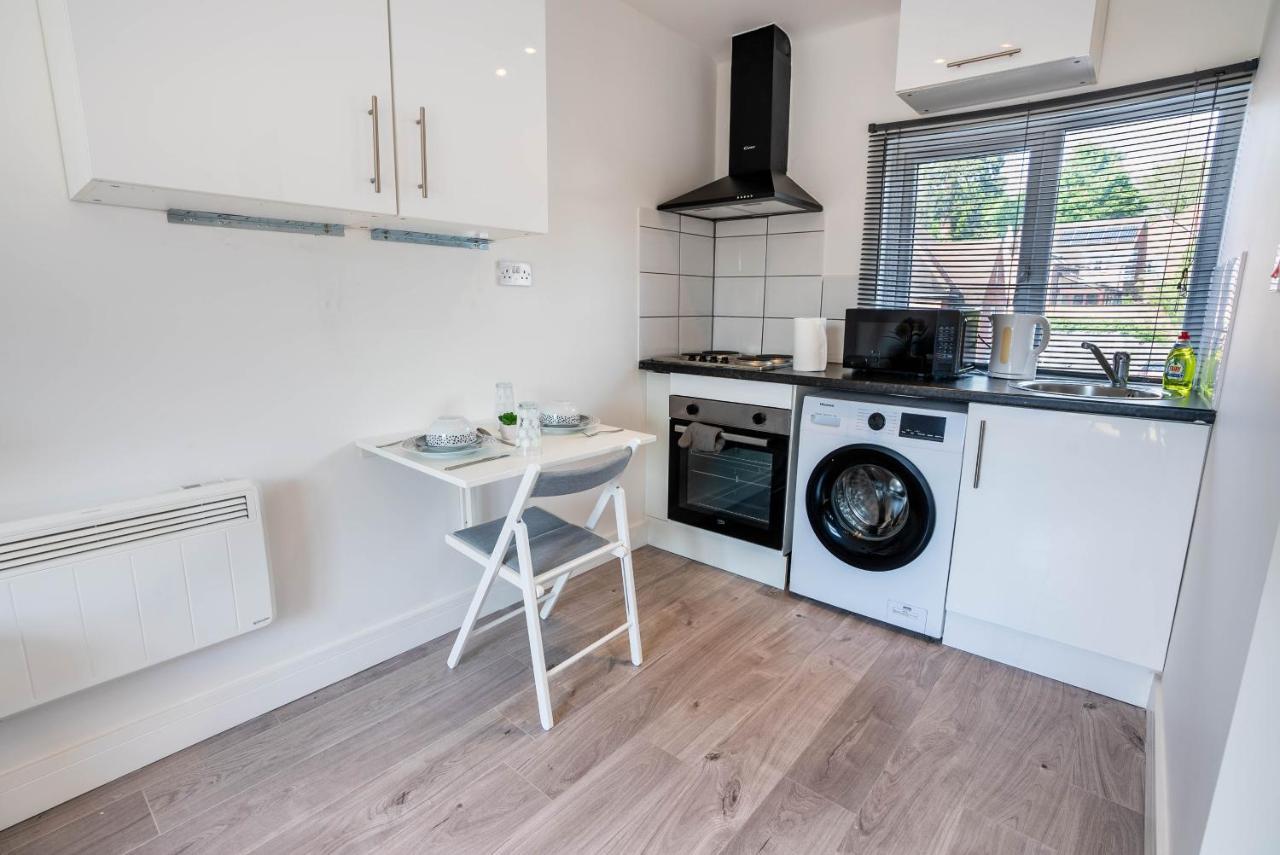 No 02 Studio Flat Available Near Aylesbury Town Station Bagian luar foto